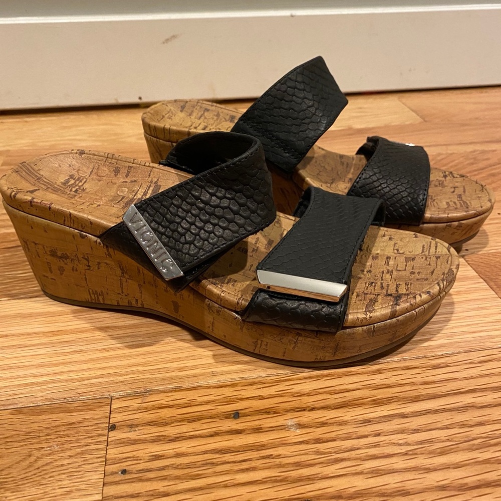 NEW Vionic wedge - women’s size 6 - black